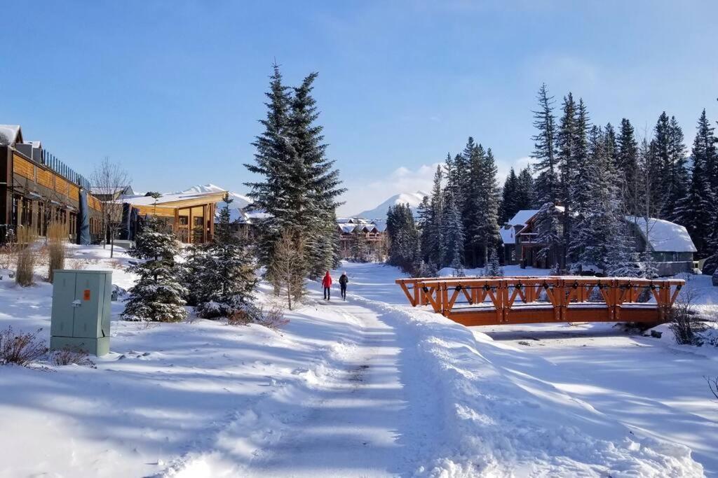 Luxurious Rundle Cliffs Lodge In Spring Creek Canmore Bagian luar foto