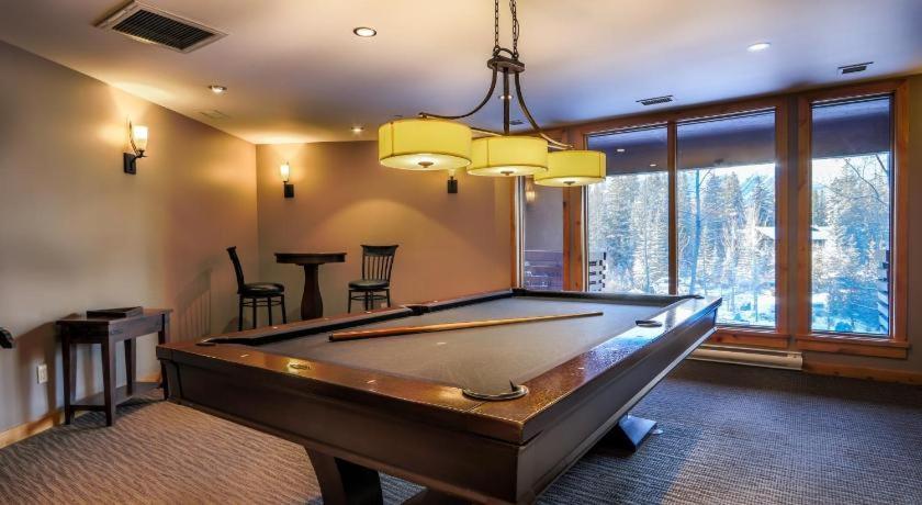 Luxurious Rundle Cliffs Lodge In Spring Creek Canmore Bagian luar foto